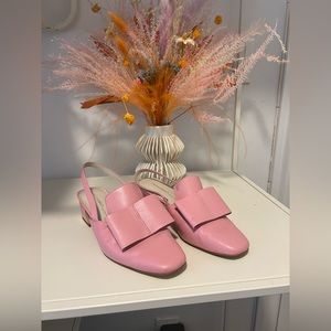 Intentionally Blank pink heel